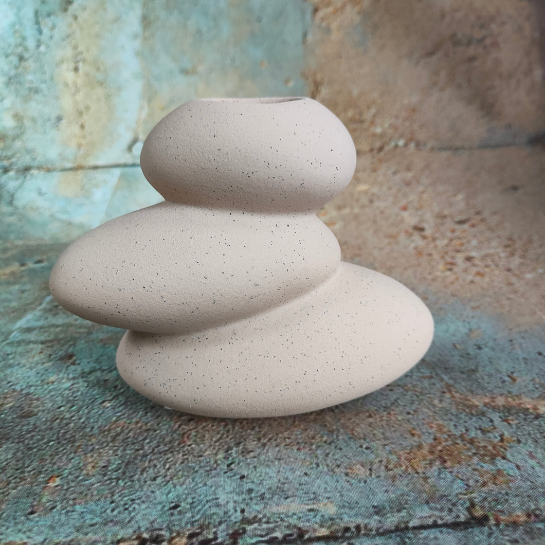 Pebble Stack Vase by Gisela Graham – Snowbunting